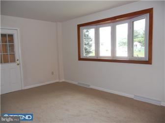 3188 Maple Road Huntingdon Valley, PA 19006 - Photo 3 of 10 Living Room