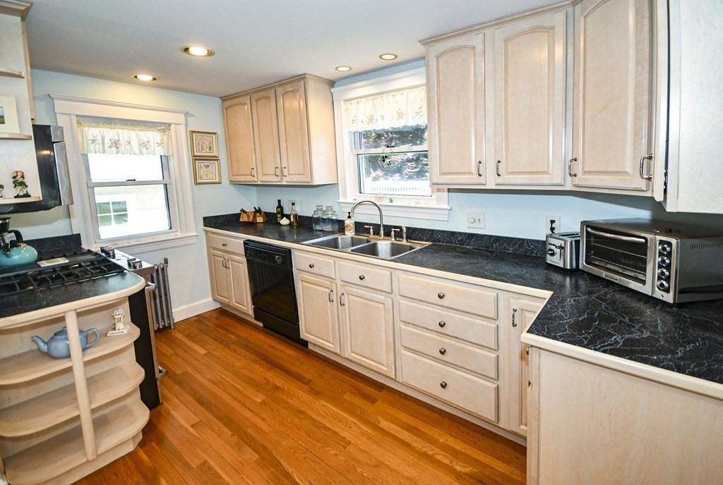 52 Buckingham Road North Andover, MA 01845 - Photo 3 of 31 Gallery Image 3