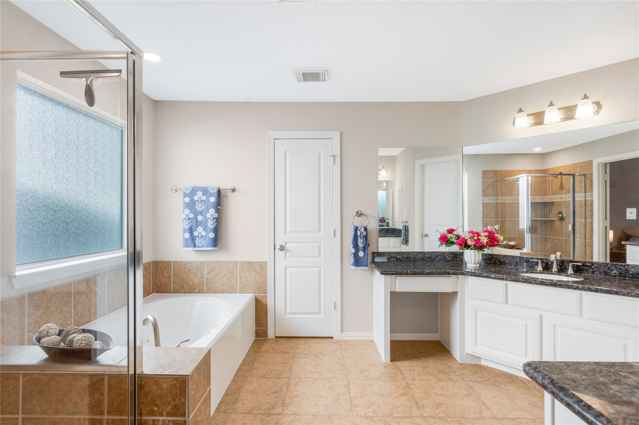 1241 Prince Street Houston, TX 77008 - Photo 35 of 45 a bathroom with a tub sink and mirror