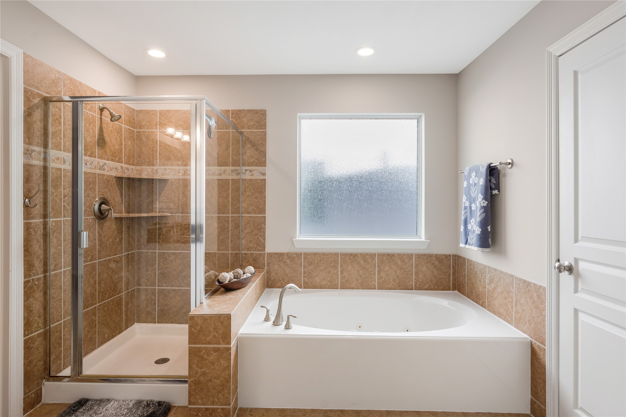 1241 Prince Street Houston, TX 77008 - Photo 36 of 45 a bathroom with a bathtub and a shower