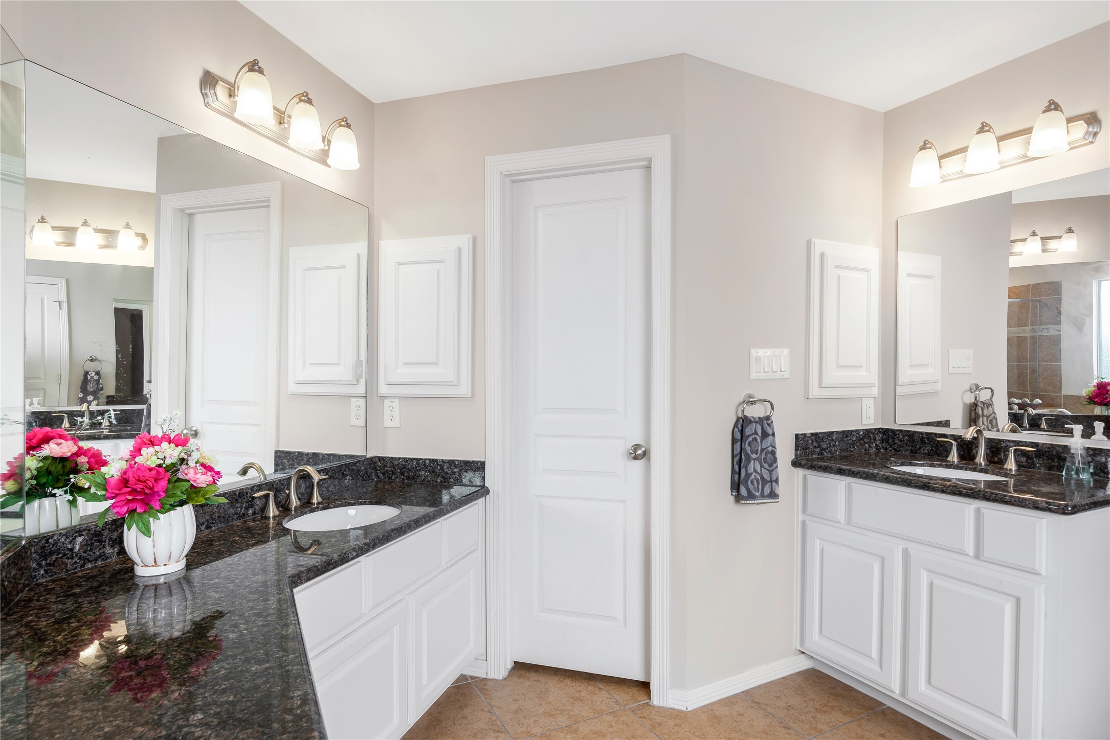 1241 Prince Street Houston, TX 77008 - Photo 37 of 45 a bathroom with a sink and a mirror