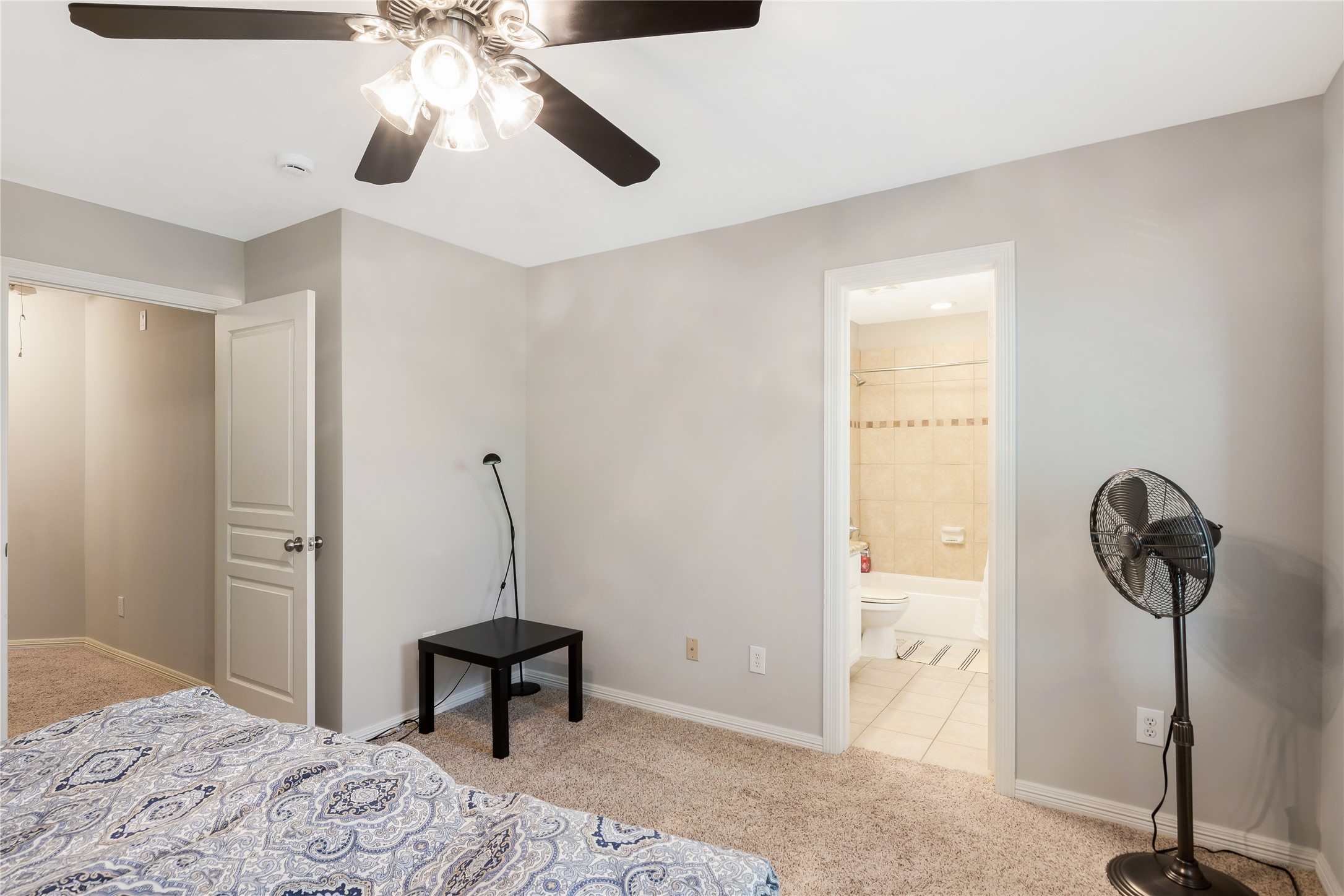 1241 Prince Street Houston, TX 77008 - Photo 41 of 45 a bedroom with a bed and a window