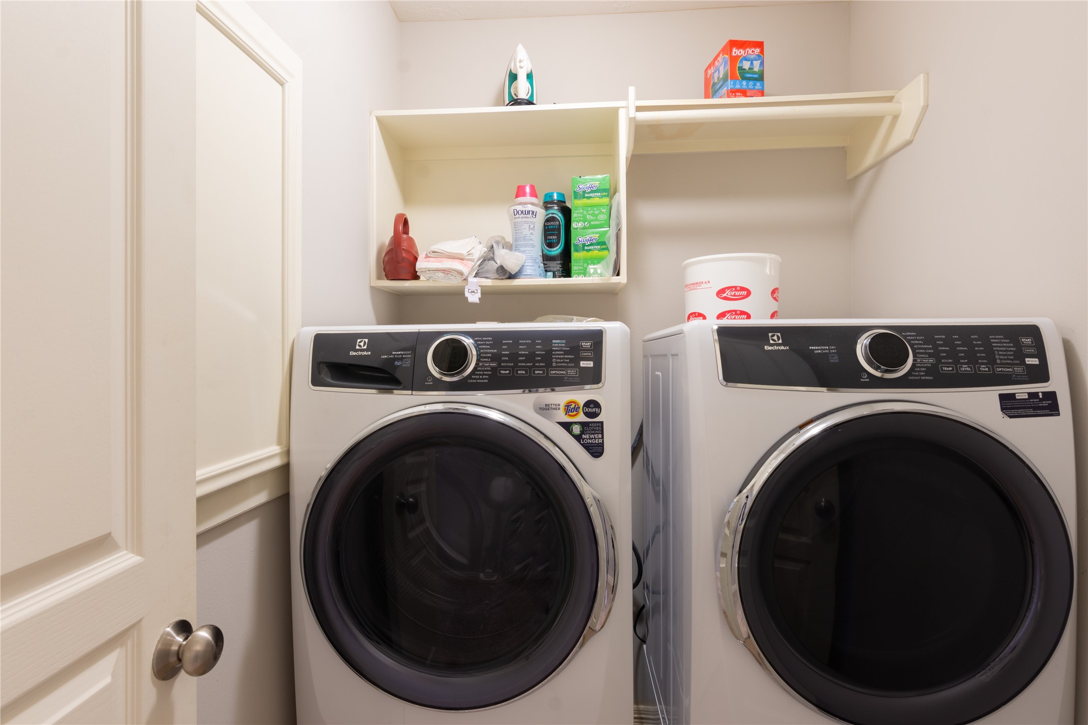 1241 Prince Street Houston, TX 77008 - Photo 43 of 45 a utility room with dryer and washer
