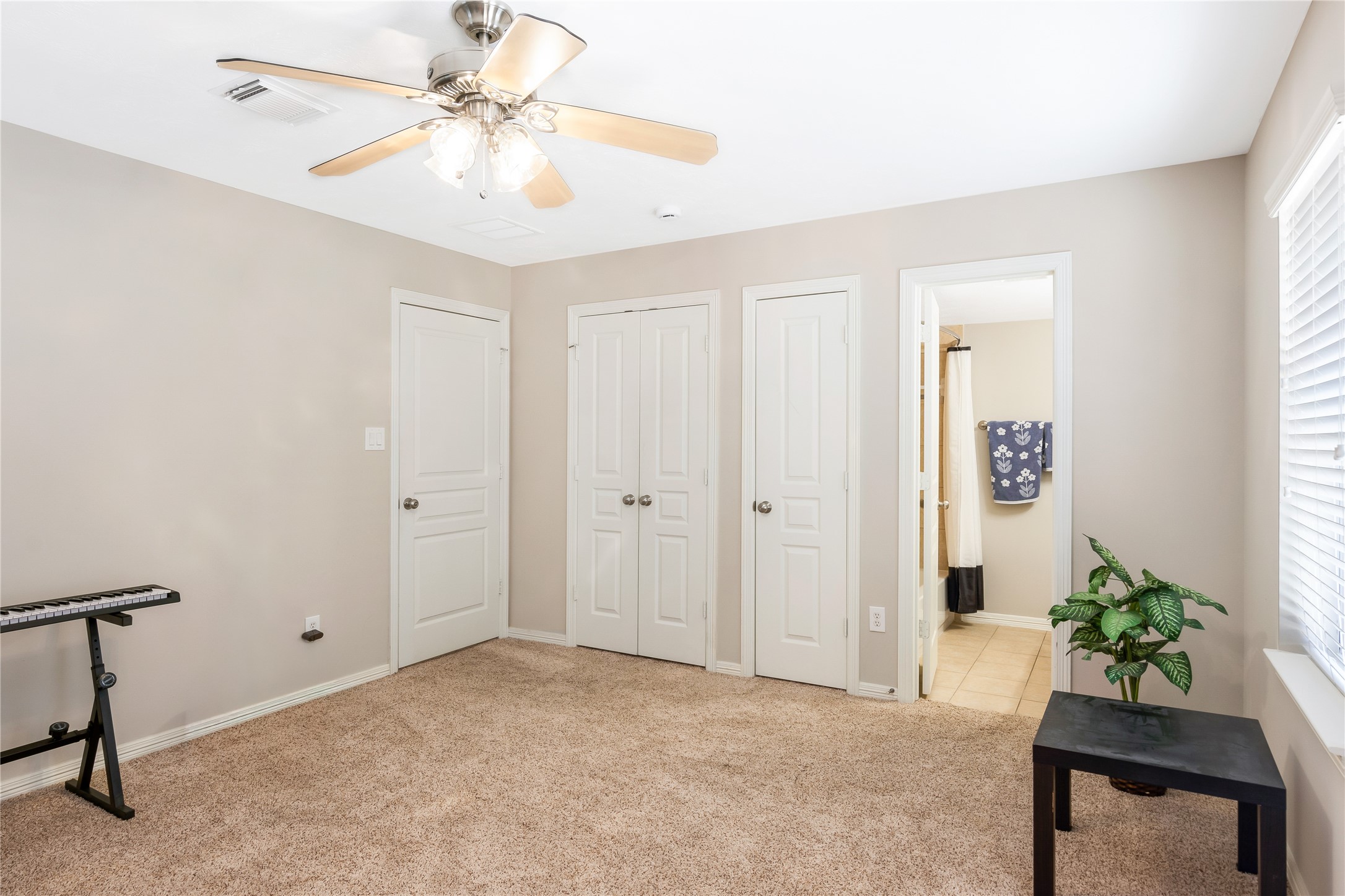 1241 Prince Street Houston, TX 77008 - Photo 9 of 45 a view of an empty room and a chandelier fan
