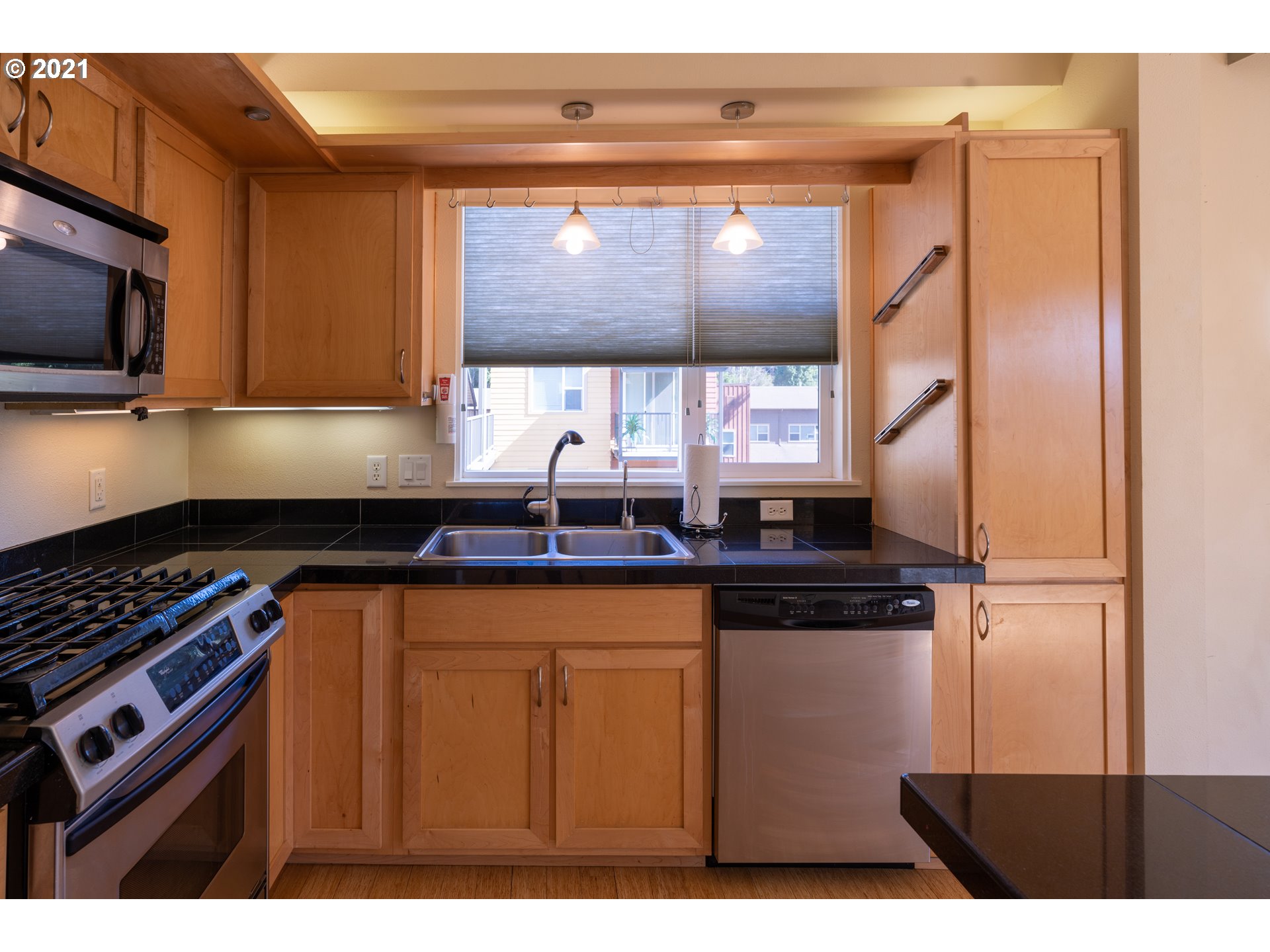 347 Rustic Place, Unit 28 Eugene, OR 97401 - Photo 5 of 17 Gallery Image 5