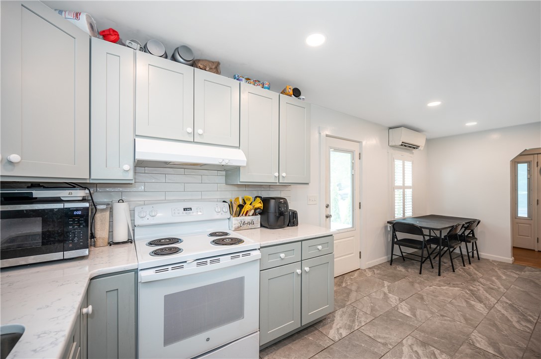 728 Stafford Road Tiverton, RI 02878 - Photo 3 of 21 Gallery Image 3
