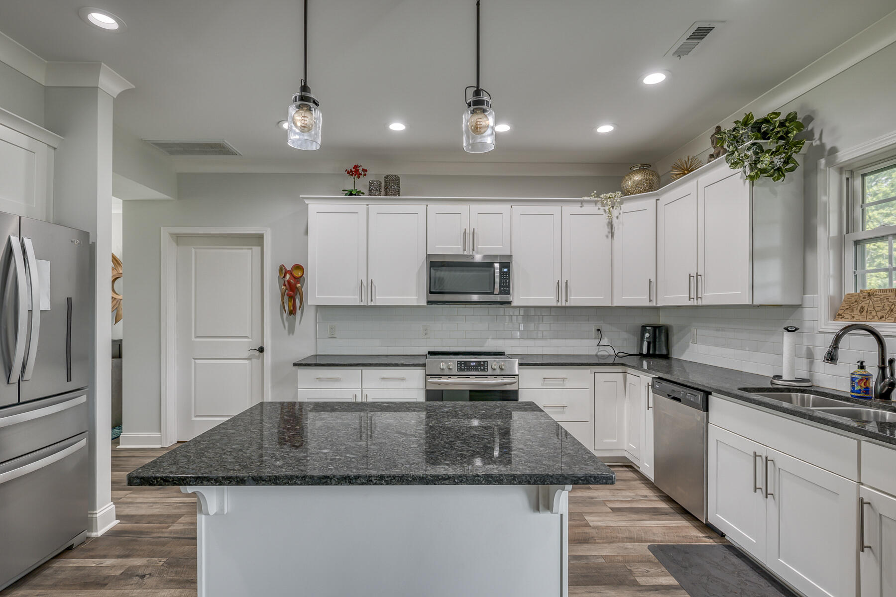 2772 Edinburgh Channel Road Kingsport, TN 37664 - Photo 10 of 27 Kitchen