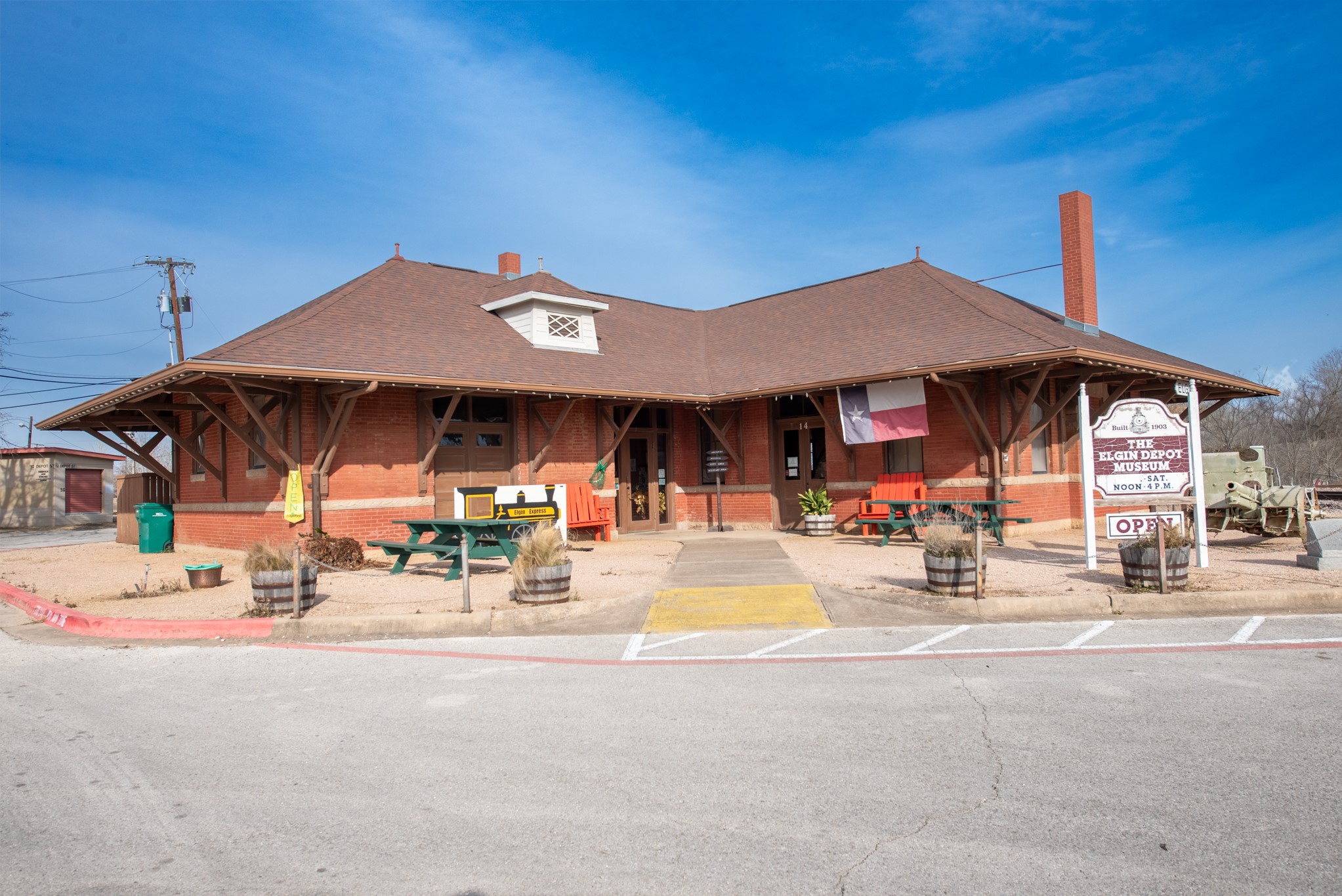 418 South Ave D Elgin, TX 78621 - Photo 10 of 29 a view of a cafe with sitting area