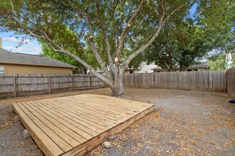 a view of a backyard