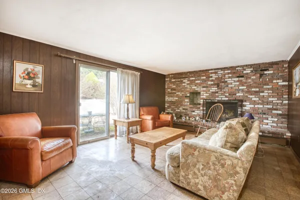 $1,095,000 | 9 Stuart Drive, Old Greenwich, CT 06870