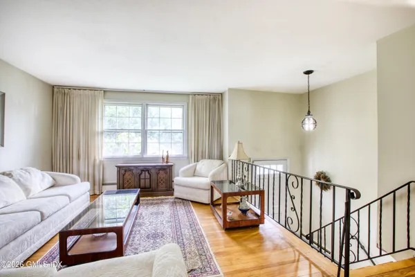 $1,095,000 | 9 Stuart Drive, Old Greenwich, CT 06870