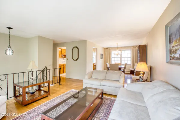 $1,095,000 | 9 Stuart Drive, Old Greenwich, CT 06870