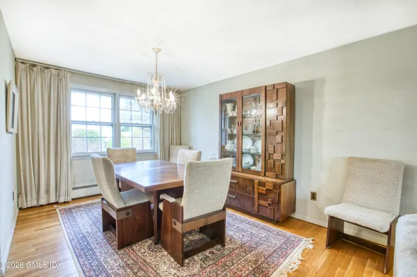 $1,095,000 | 9 Stuart Drive, Old Greenwich, CT 06870