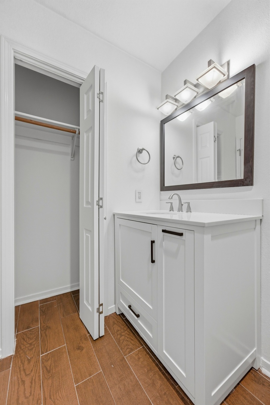 304 East 33rd Street, Unit 11 Austin, TX 78705 - Photo 16 of 27 a view of a hallway with closet