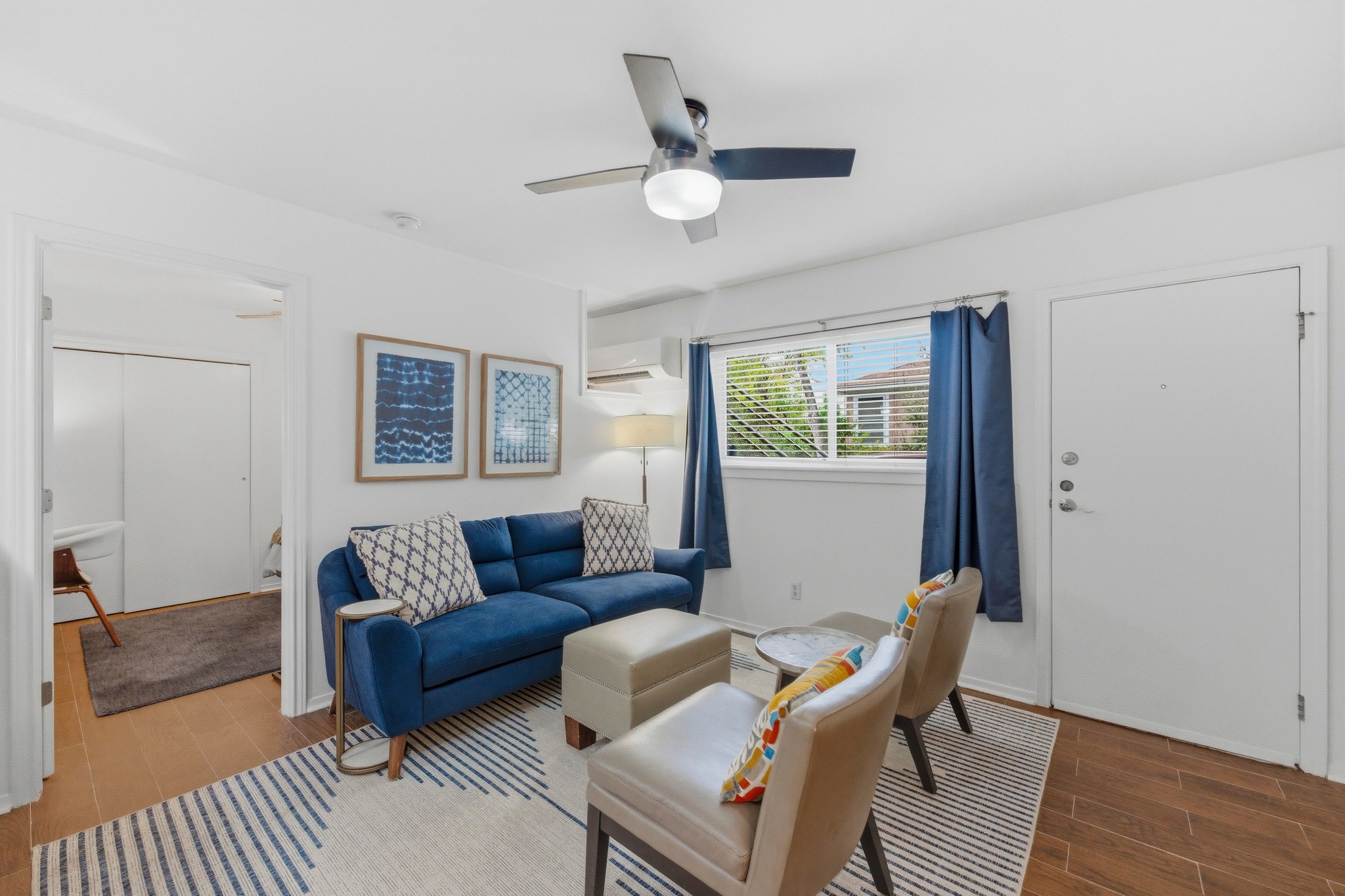 304 East 33rd Street, Unit 11 Austin, TX 78705 - Photo 4 of 27 a living room with furniture and a window