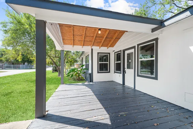 a view of a house with backyard and porch
