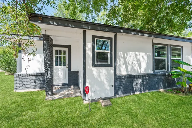 a front view of house with yard