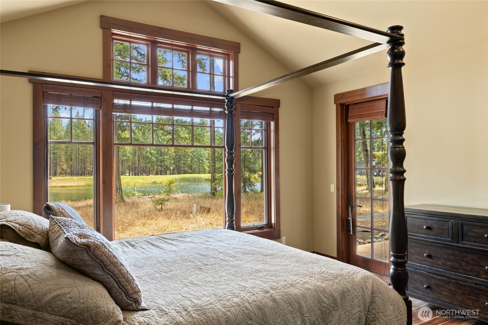 930 Coal Mine Way Cle Elum, WA 98922 - Photo 19 of 40 a bedroom with a bed and wooden floor