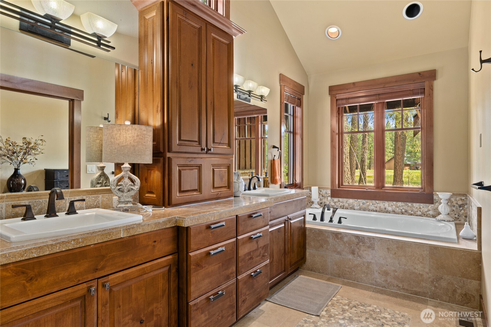 930 Coal Mine Way Cle Elum, WA 98922 - Photo 20 of 40 a bathroom with a tub sink and mirror