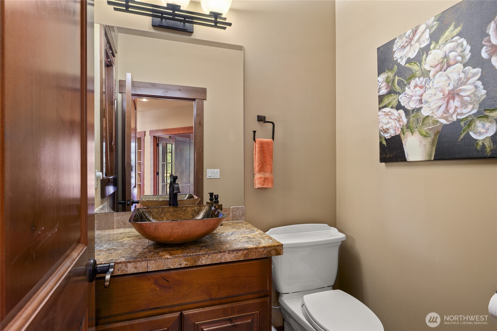 930 Coal Mine Way Cle Elum, WA 98922 - Photo 24 of 40 a bathroom with a toilet a sink and mirror