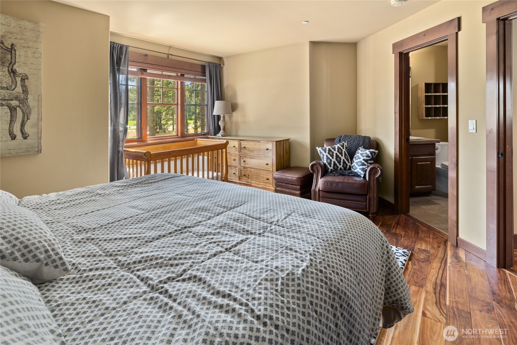 930 Coal Mine Way Cle Elum, WA 98922 - Photo 26 of 40 a bedroom with a bed and wooden floor