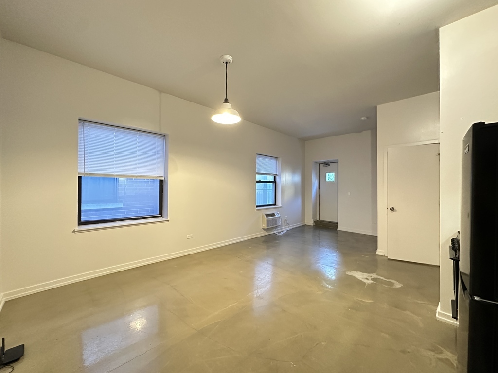 1136 West Wilson Avenue, Unit 202 Chicago, IL 60640 - Photo 7 of 19 a view of an empty room with a window