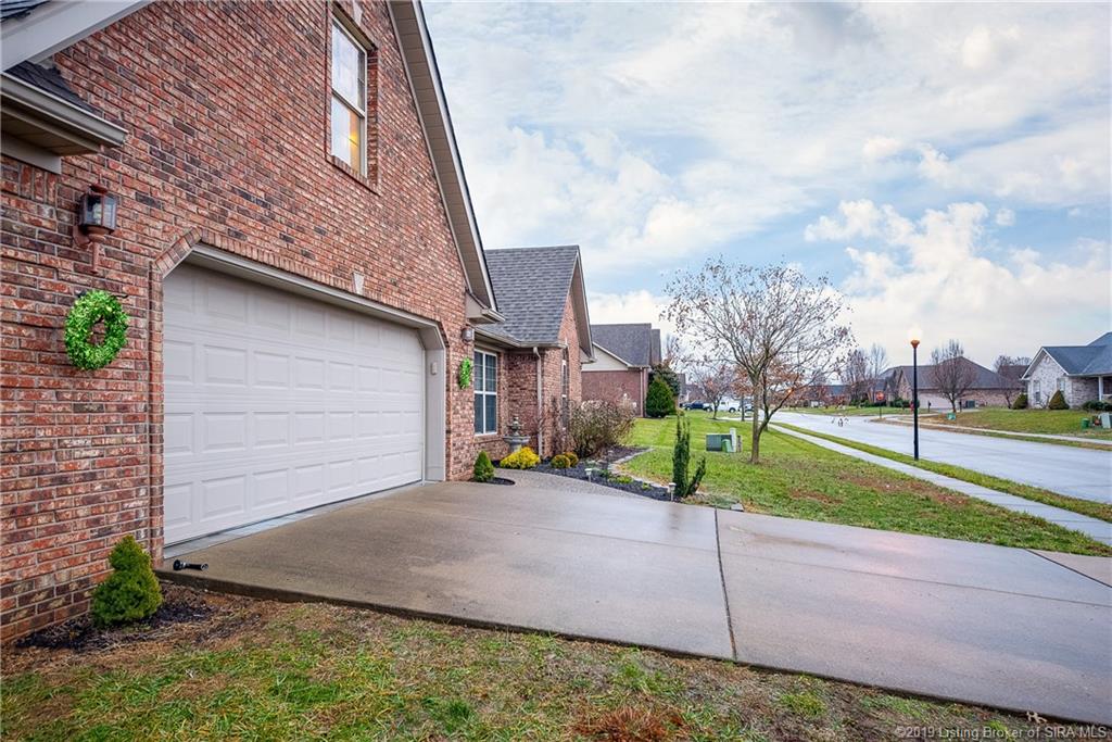 5527 Raintree Ridge Jeffersonville, IN 47130 - Photo 4 of 36 Gallery Image 4