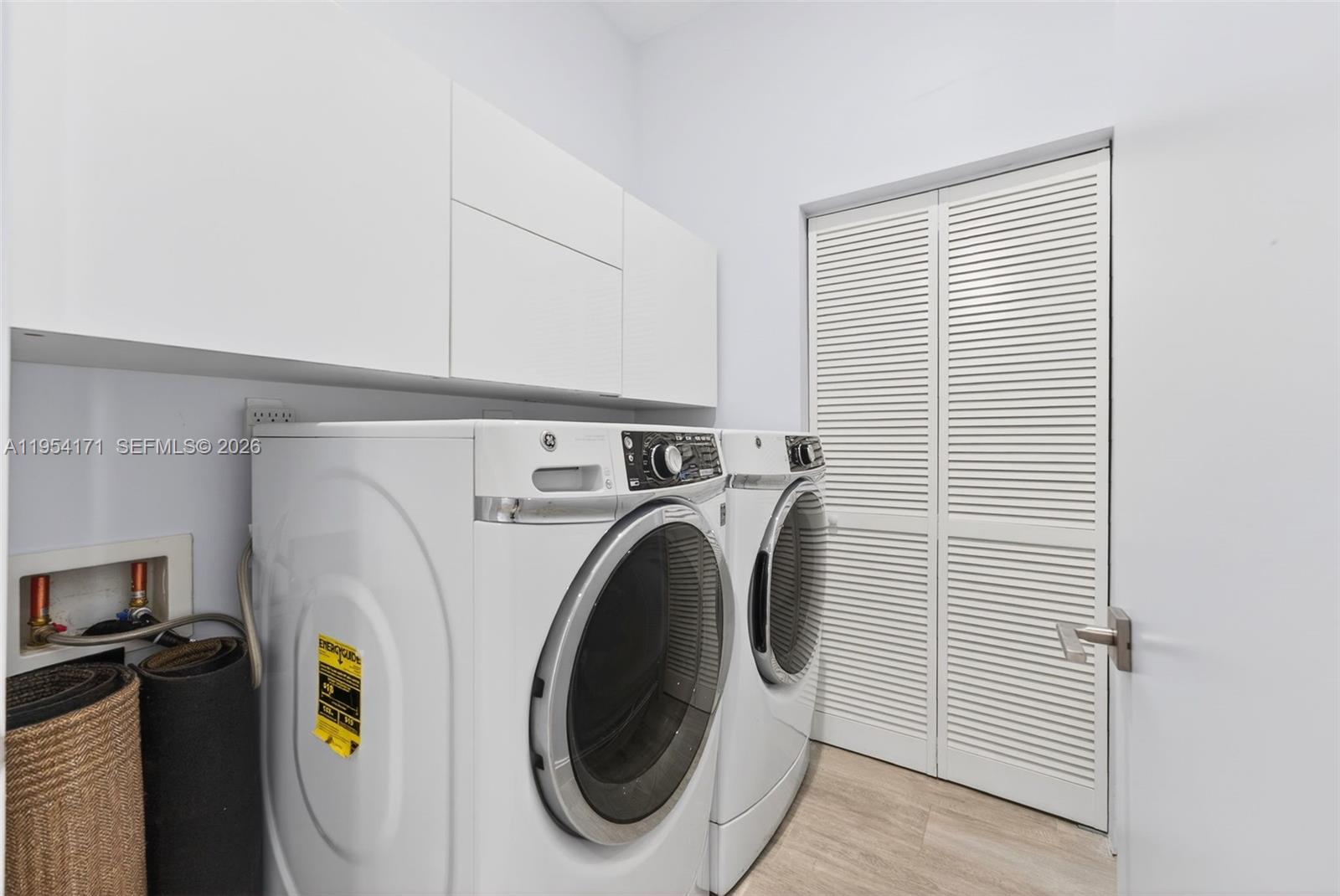 45 Southwest 9th Street, Unit LPH4609 Miami, FL 33130 - Photo 25 of 50 a utility room with dryer and washer