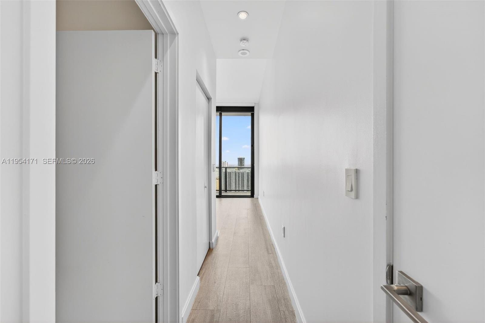 45 Southwest 9th Street, Unit LPH4609 Miami, FL 33130 - Photo 26 of 50 a view of a hallway
