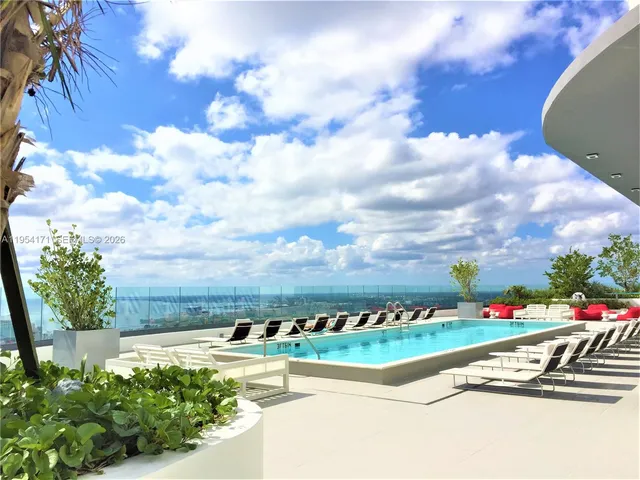 $7,800 | 45 Southwest 9th Street, Unit LPH4609, Miami, FL 33130