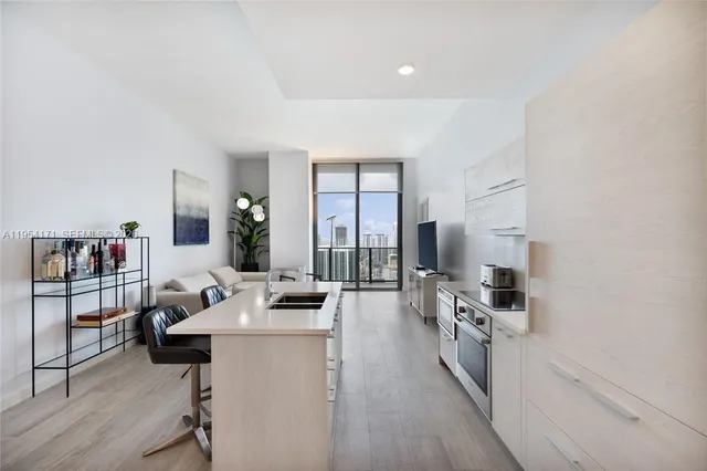 $7,800 | 45 Southwest 9th Street, Unit LPH4609, Miami, FL 33130