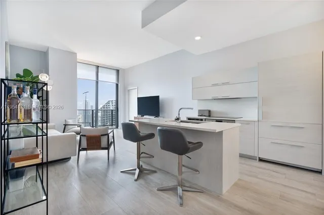 $7,800 | 45 Southwest 9th Street, Unit LPH4609, Miami, FL 33130