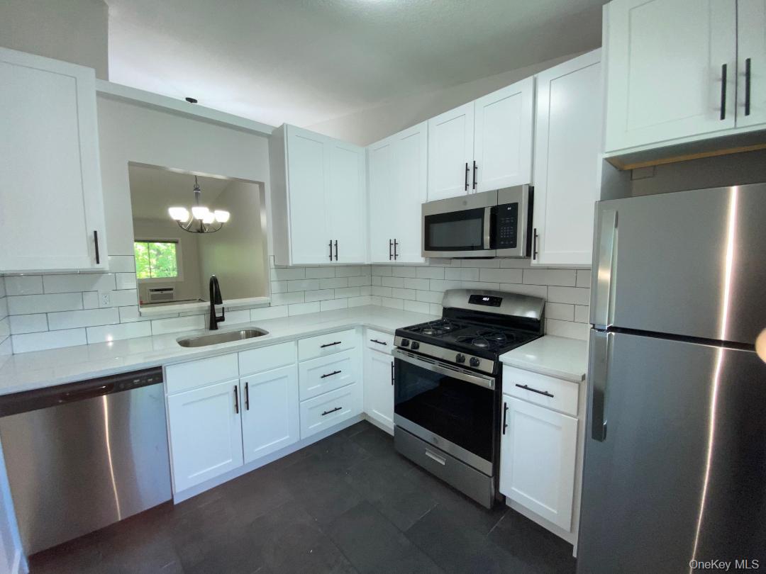 85 North Middletown Road, Unit E3 Nanuet, NY 10954 - Photo 4 of 20
