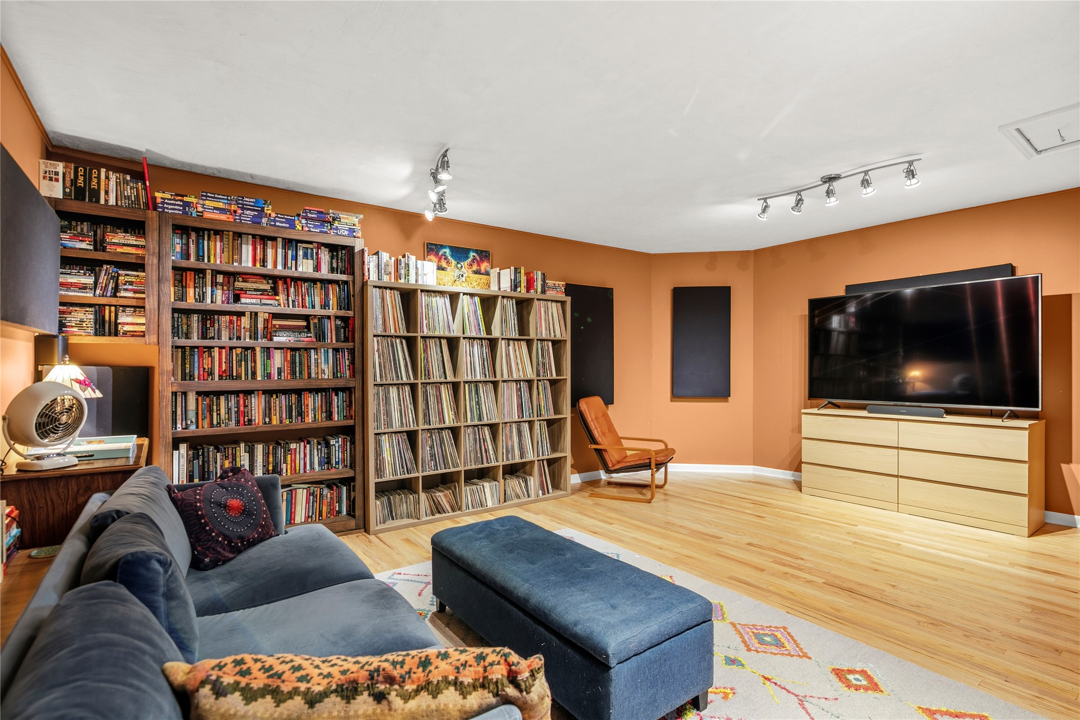 5403 Jeffburn Cove Austin, TX 78745 - Photo 36 of 40 a living room with furniture and a flat screen tv