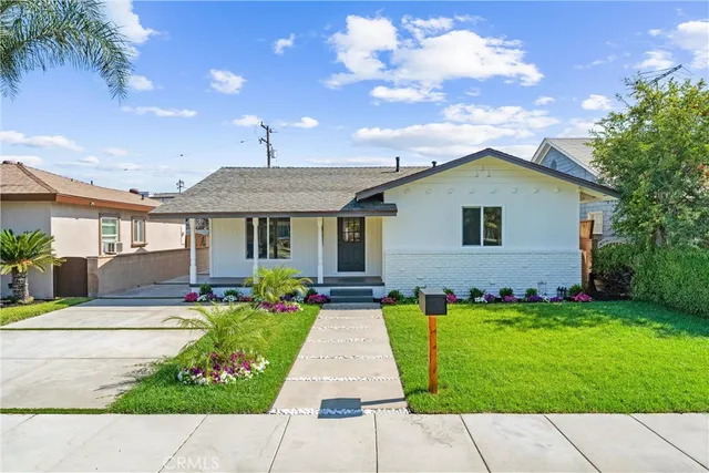 a front view of house with yard
