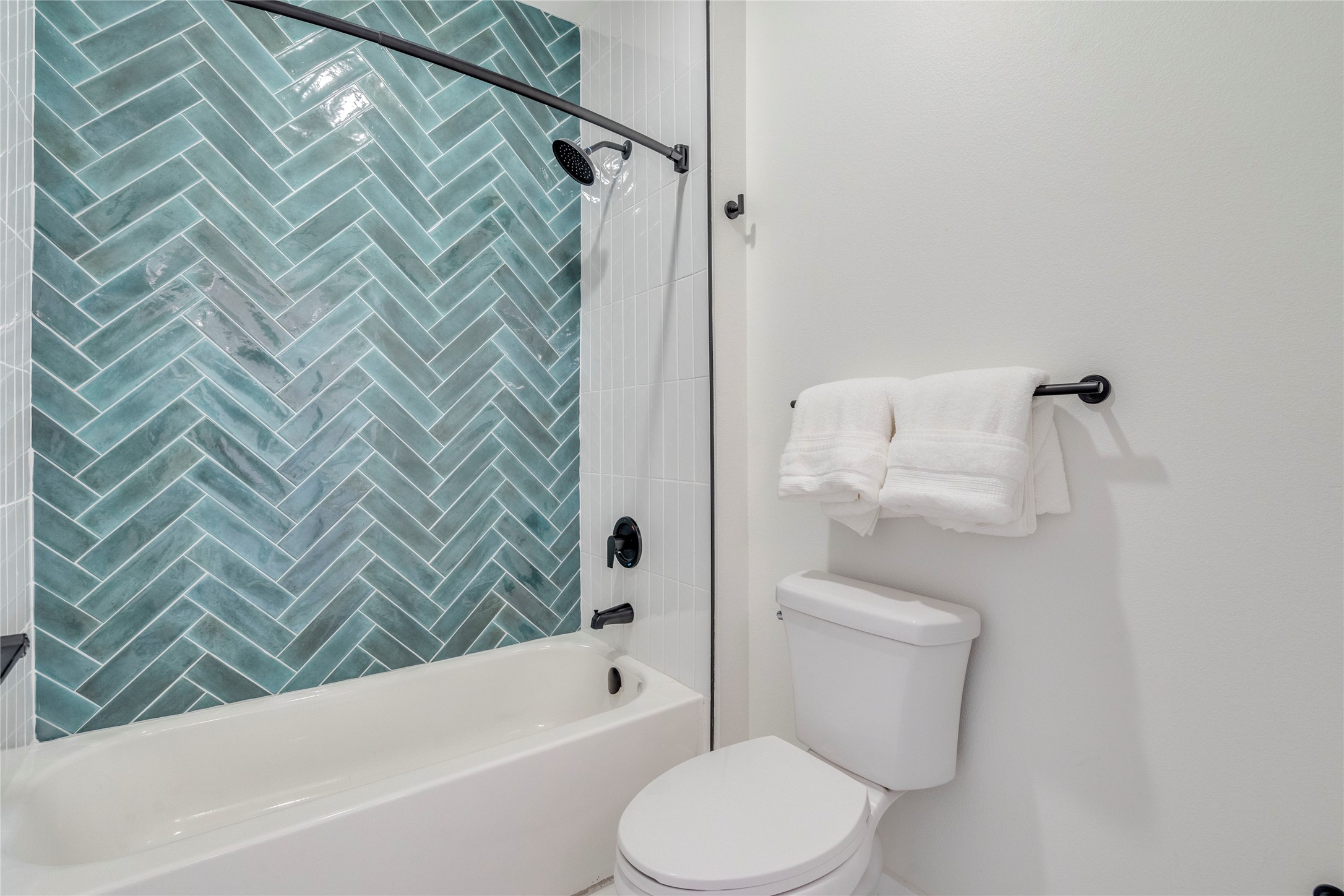 3000 Duval Street, Unit 207 Austin, TX 78705 - Photo 15 of 34 a bathroom with a toilet and a bathtub
