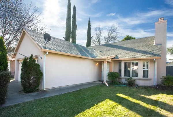 a view of a house with backyard and garden
