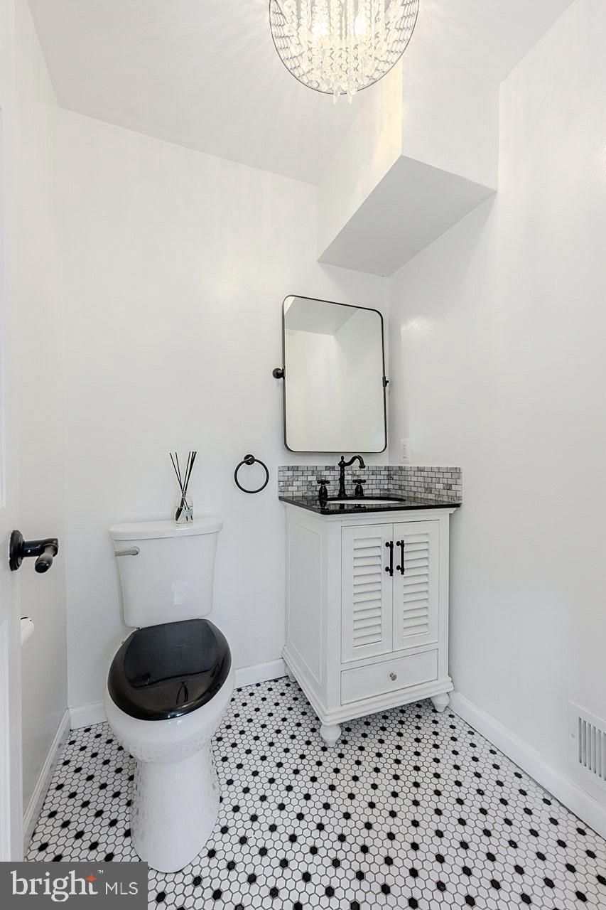 8727 Clydesdale Road Springfield, VA 22151 - Photo 15 of 41 a bathroom with a toilet a sink and a mirror
