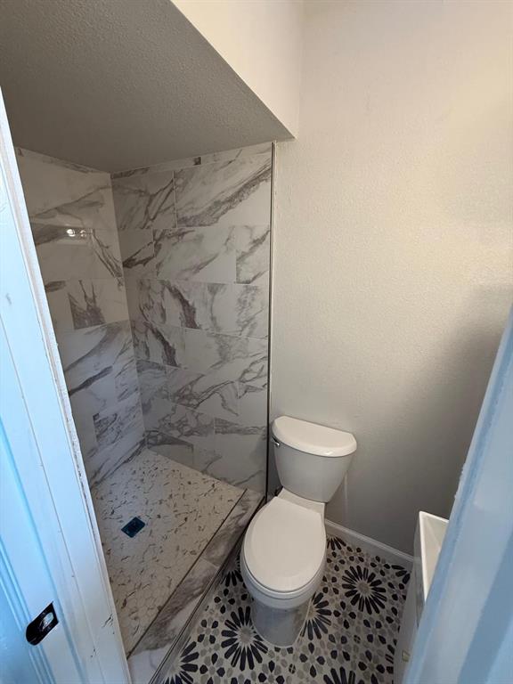 758 Bethpage Avenue Dallas, TX 75217 - Photo 15 of 20 a bathroom with a toilet and a shower