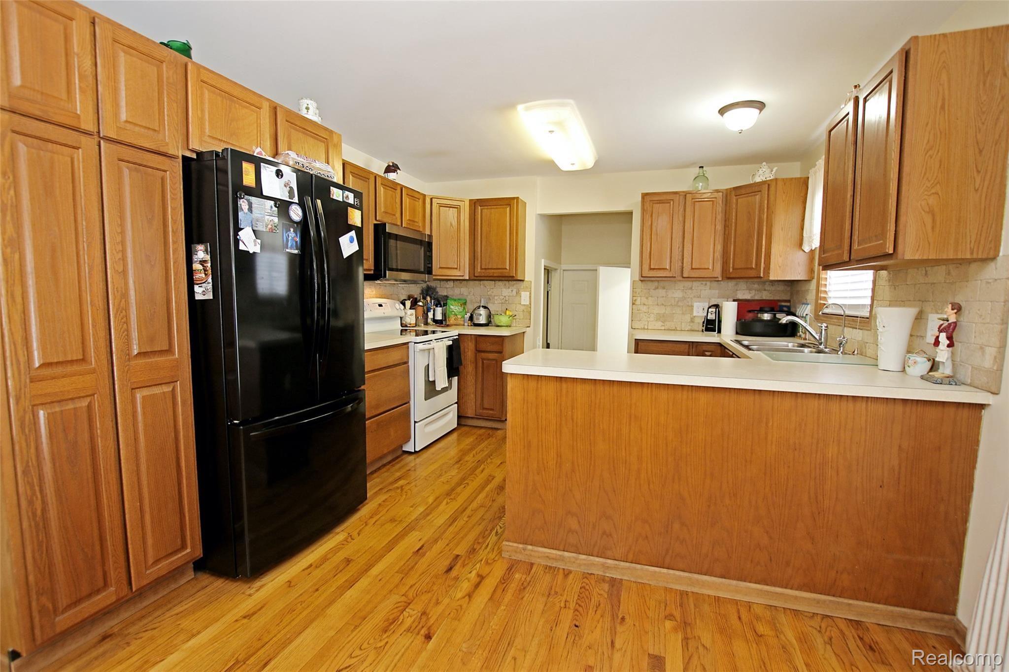 11348 Fenton Road Fenton, MI 48430 - Photo 11 of 47 11) Kitchen.jpg
