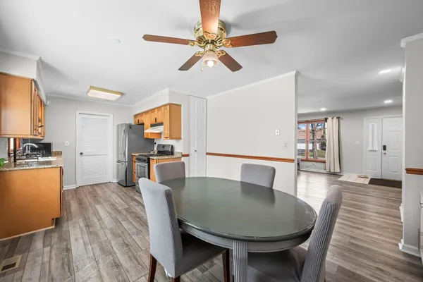 $375,000 | 485 Andrew Lane, Lake Zurich, IL 60047