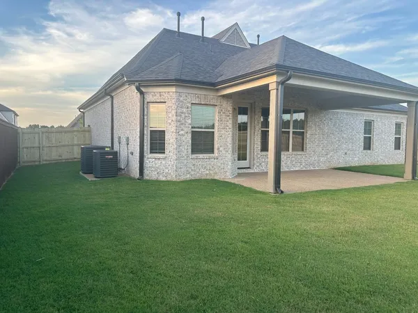 a view of a backyard