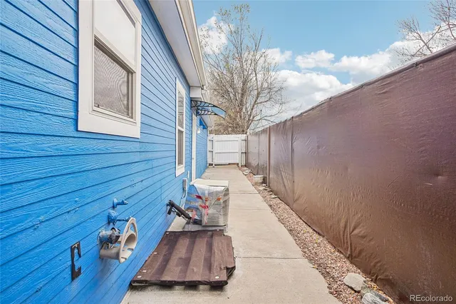 a view of a pathway with a house