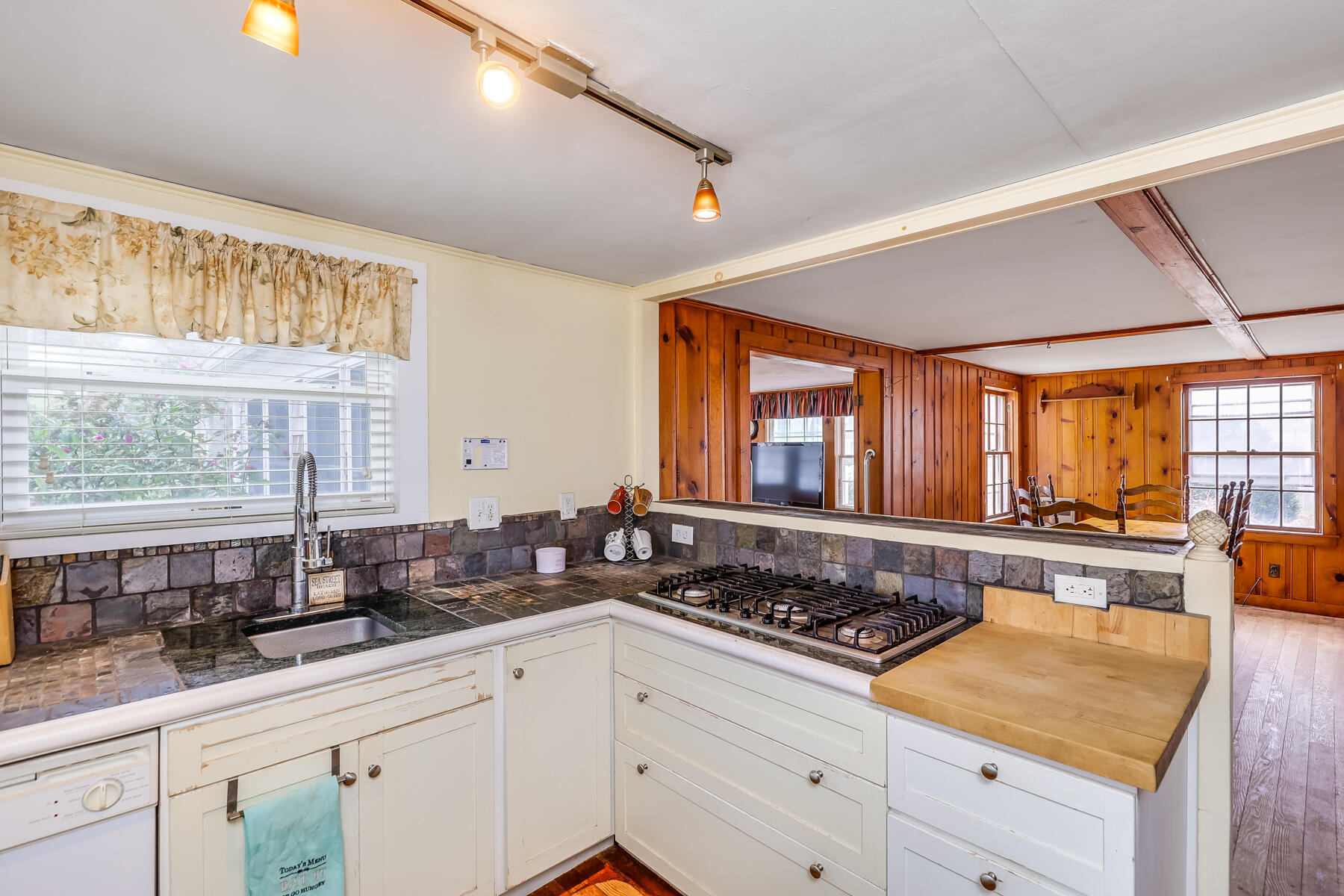290 Old Wharf Road Dennis Port, MA 02639 - Photo 7 of 27 598A4507
