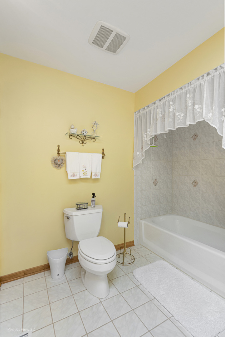 13836 West Joliet Road Manhattan, IL 60442 - Photo 20 of 25 a bathroom with a toilet a sink and bathtub