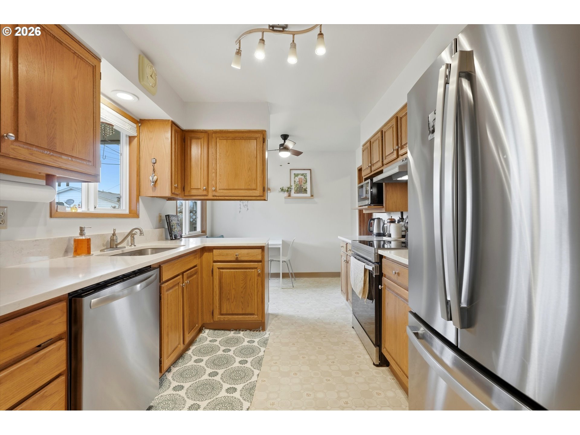 1841 Umpqua Road Woodburn, OR 97071 - Photo 18 of 41 a kitchen with stainless steel appliances granite countertop a refrigerator and a sink