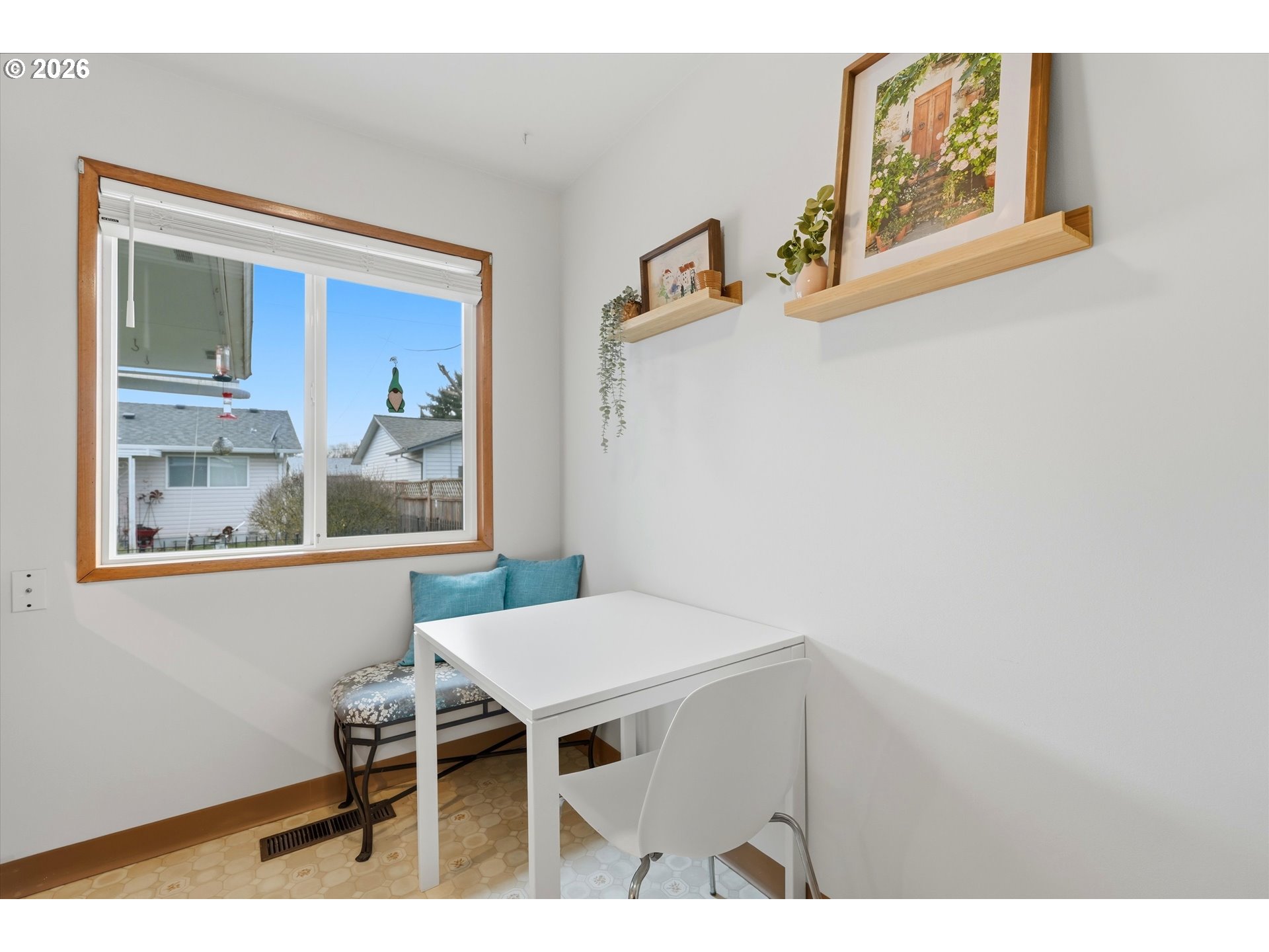 1841 Umpqua Road Woodburn, OR 97071 - Photo 19 of 41 a workspace with furniture and window