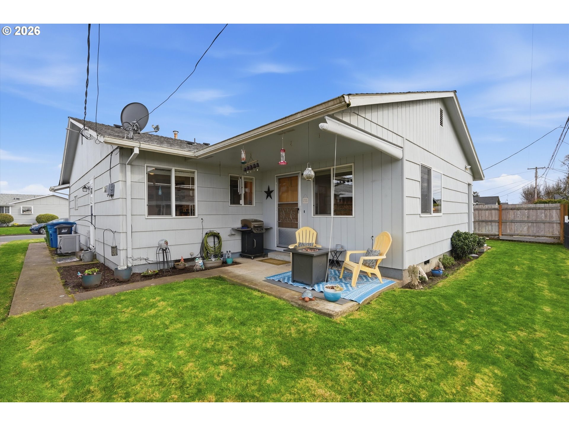 1841 Umpqua Road Woodburn, OR 97071 - Photo 40 of 41 a backyard of a house with table and chairs