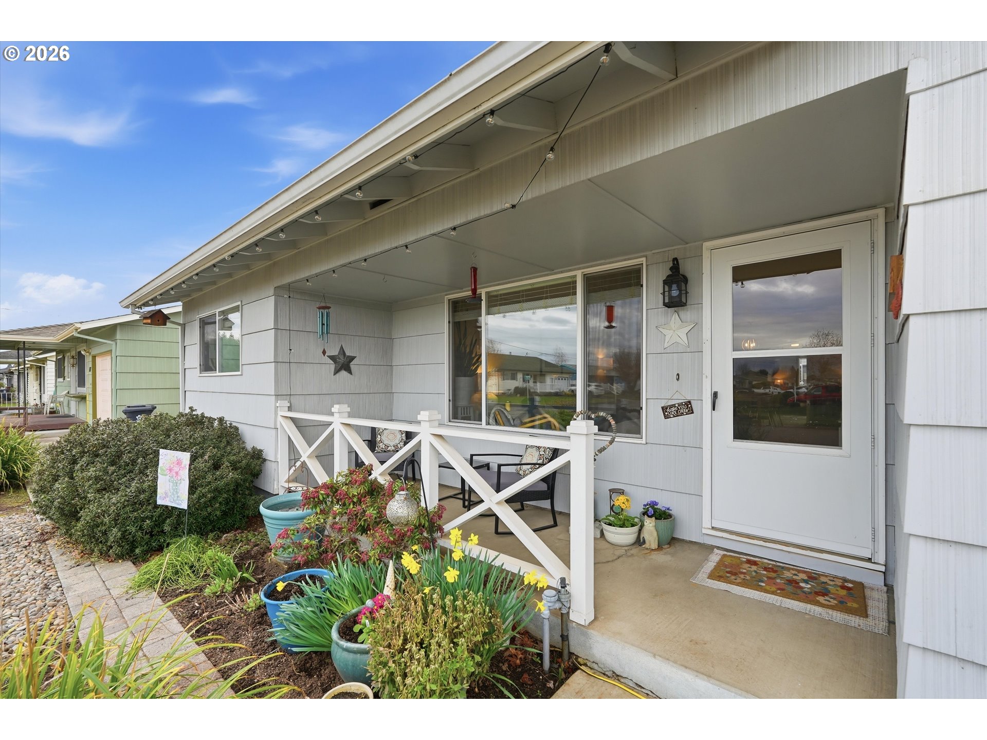 1841 Umpqua Road Woodburn, OR 97071 - Photo 6 of 41 a house view with a garden space