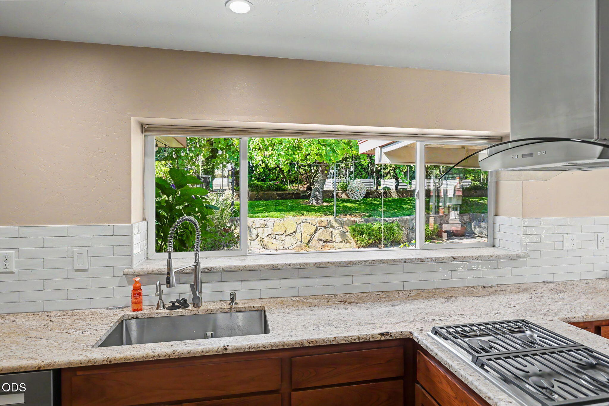2639 Hillcrest Road Medford, OR 97504 - Photo 7 of 44